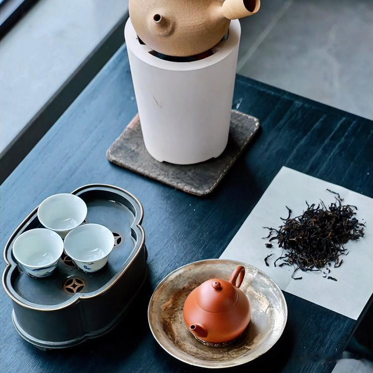 《鹧鸪天·茶隐》
沸水初倾叶自旋，瓷中浮世幻如烟。喧时若市终归寂，浓处如春总化寒