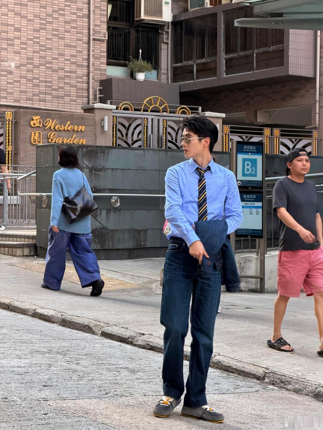 刘昊然陪父母低调聚餐 一身黑色简约穿搭尽显低调，安心陪伴父母聚餐，尽显孝心，即便