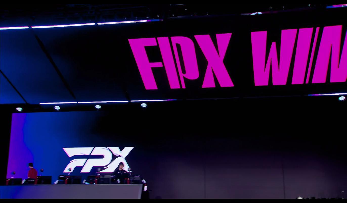 惊天大__!!wei连丢三龙 今晚登峰组FPX先下一城梦回s11世界赛被jiej