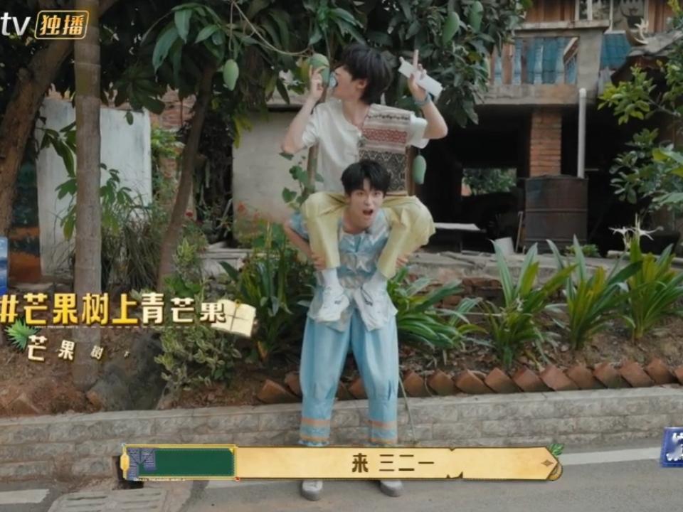 黄子弘凡黄明昊谁教你俩这么拍照的 双黄组合果然脑洞都一样啊！这个拍照姿势到底是从