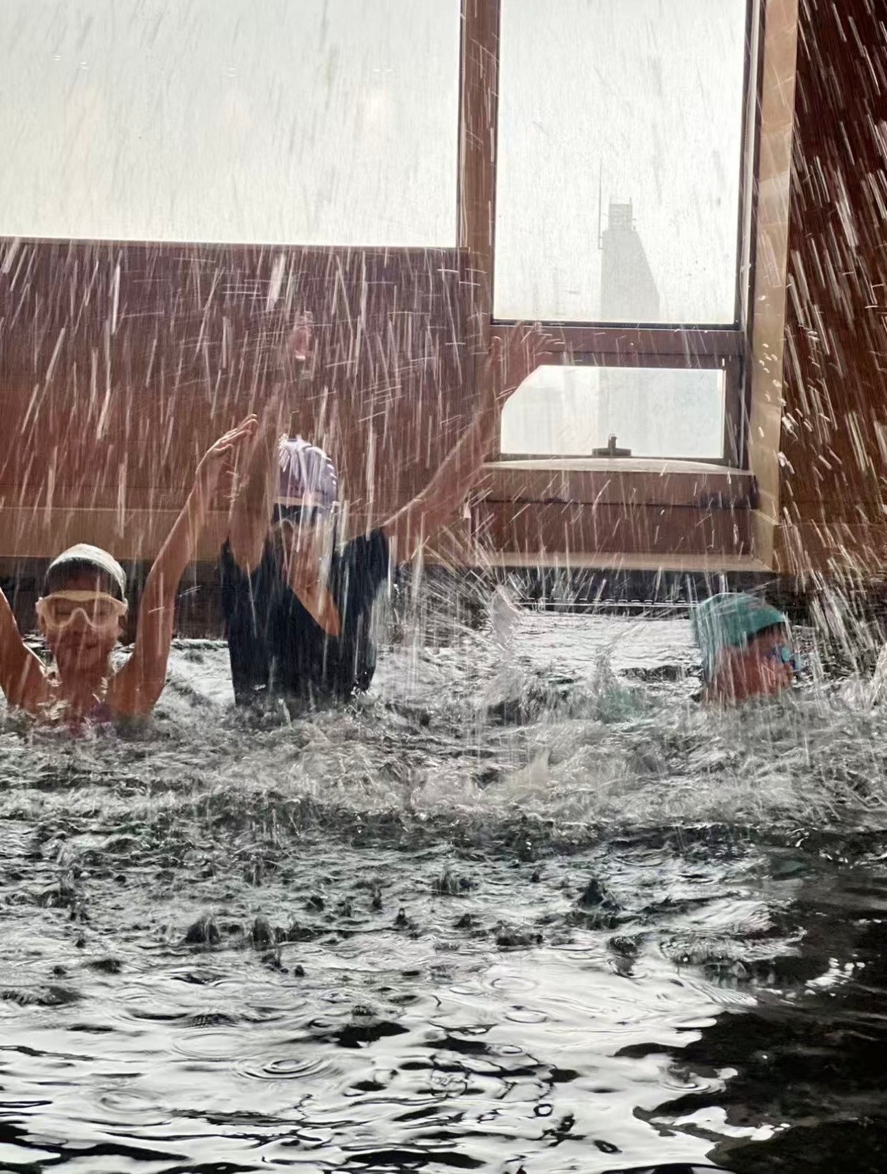偶遇章子怡带娃游泳章子怡带娃游泳 偶遇章子怡带娃游泳🏊♀️好温馨的画面！看得出