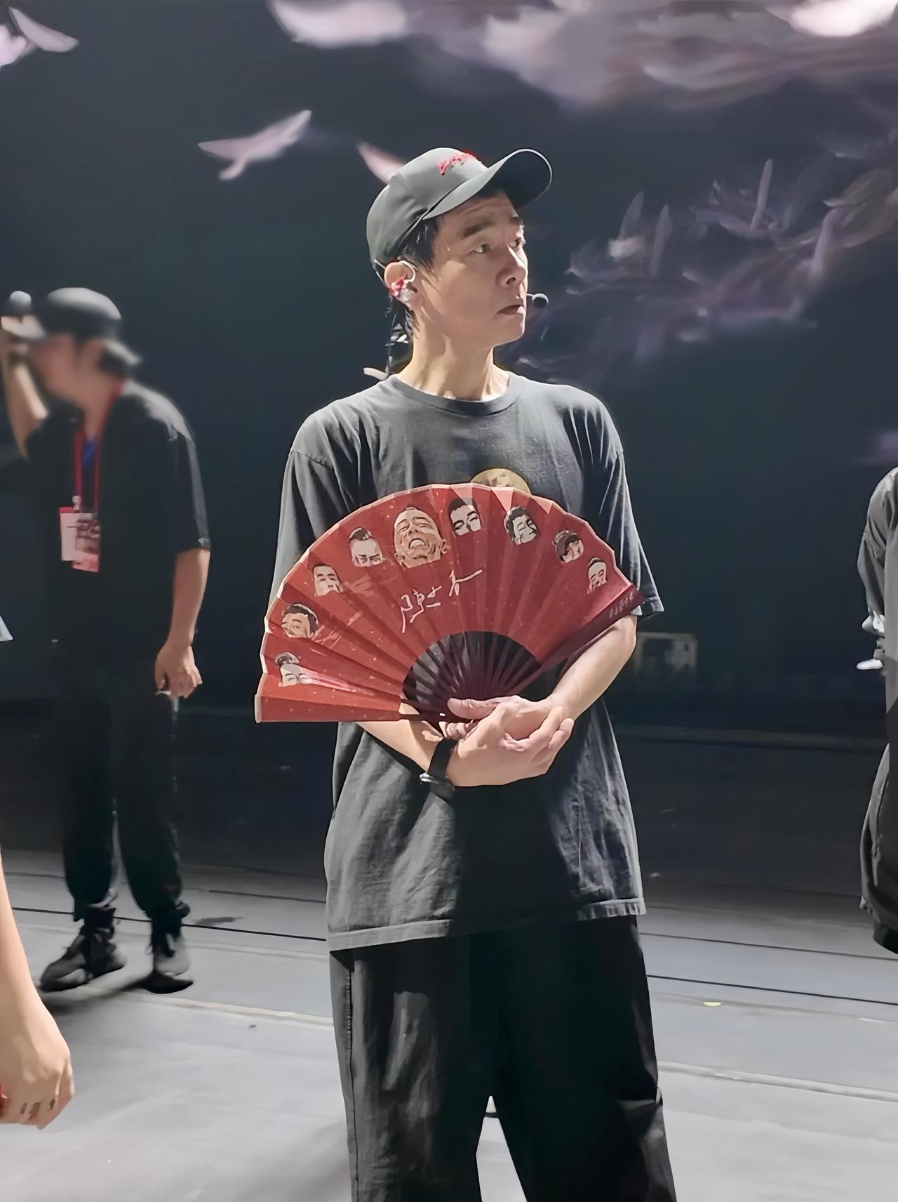 陈小春近照，“山鸡哥”又瘦了，58岁再开演唱会，他的经典歌曲，是我们80后、90