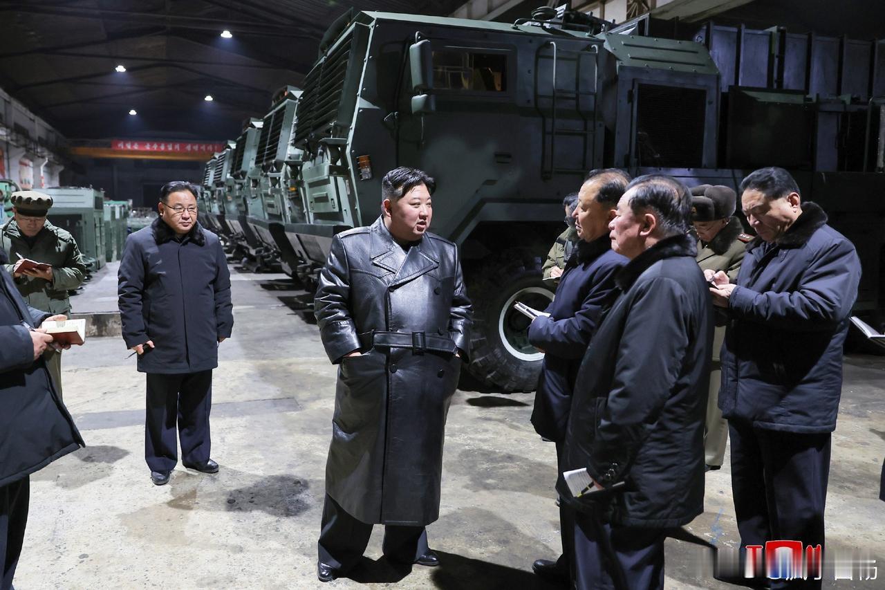 朝鲜领导人金正恩视察“火星炮-11丁”战术导弹军工厂，了解了武器战斗技术器材生产