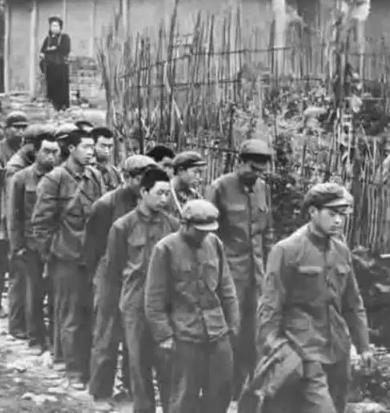 1979年，战俘完成交换，二百多名战士返回祖国。部队刚一踏过边境线、归国落地，许