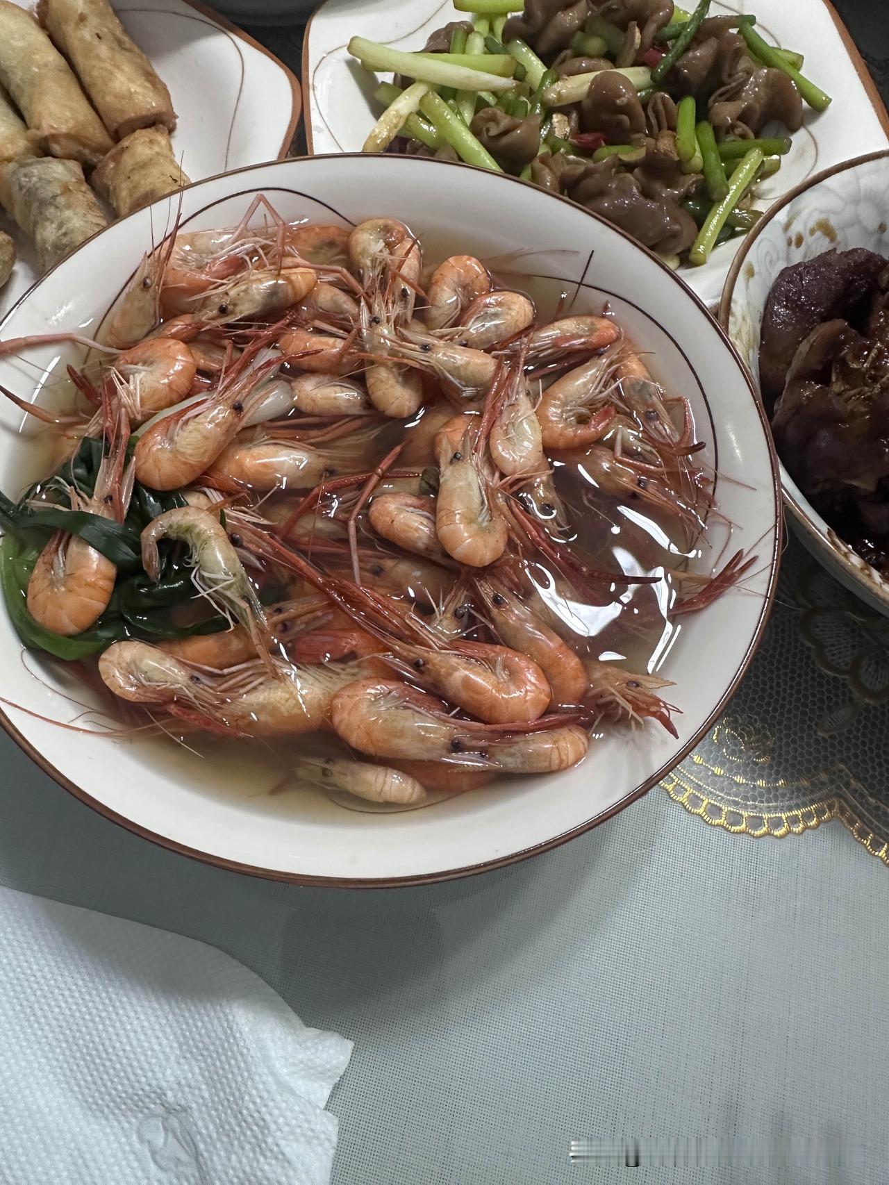 今晚老婆的表姐叫我们去家里吃饭，满桌的饭菜，哪怕我一个湖南人对这桌宜兴口味的饭菜