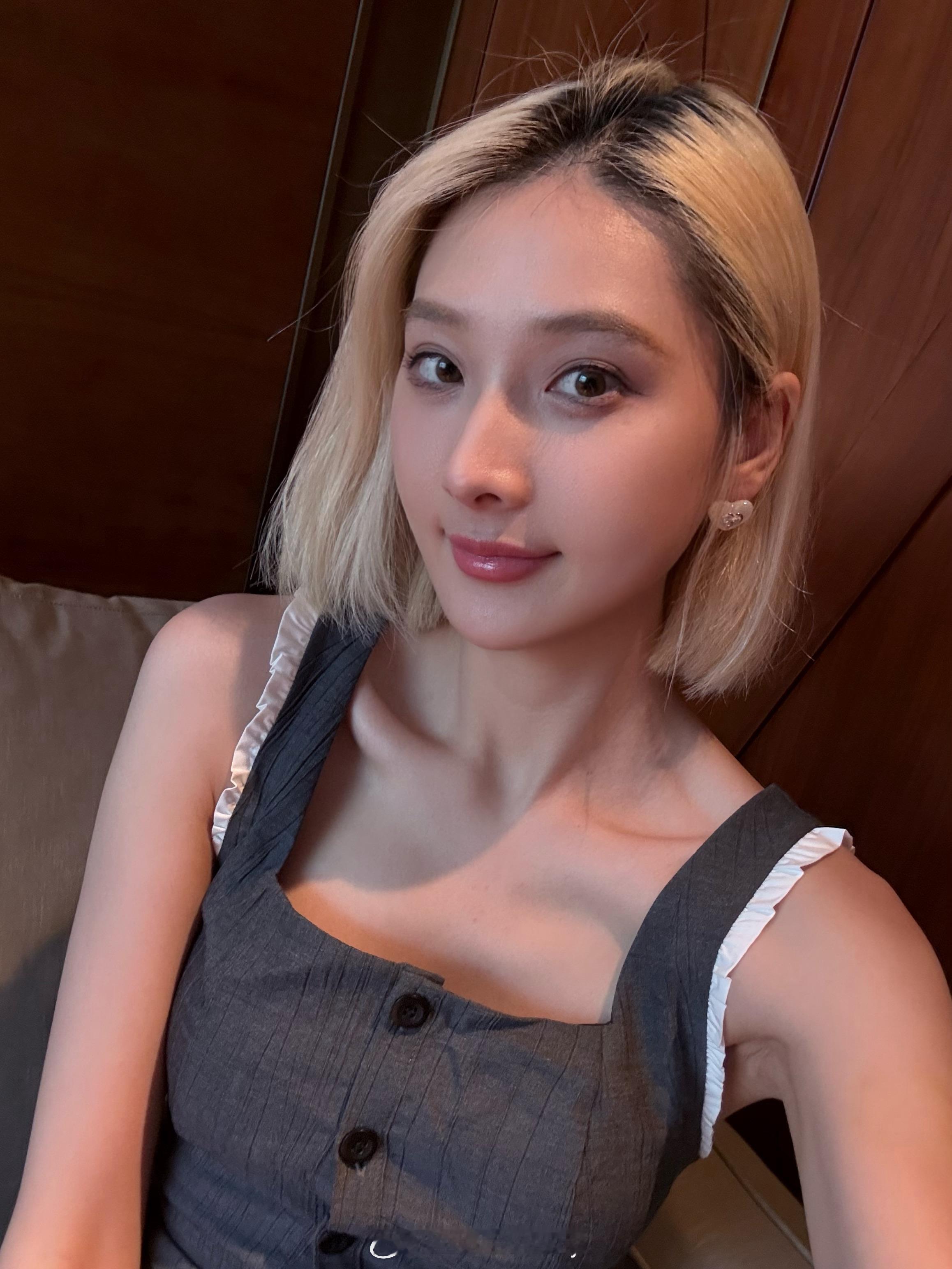 高考昨晚一整个大失眠，就怕明天发挥不好 这不今天来上海散散心调整一下紧张的状态[