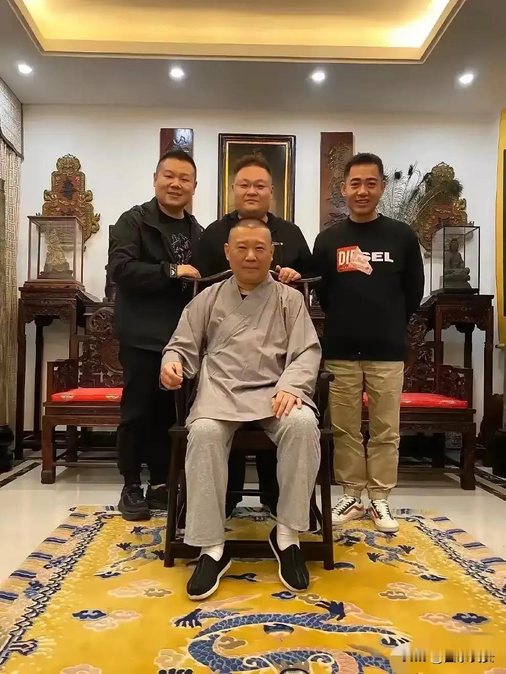 相声演员说学逗唱，很正常的表演形式，但是把普通的人和事拿出来来开涮，也没啥，开玩