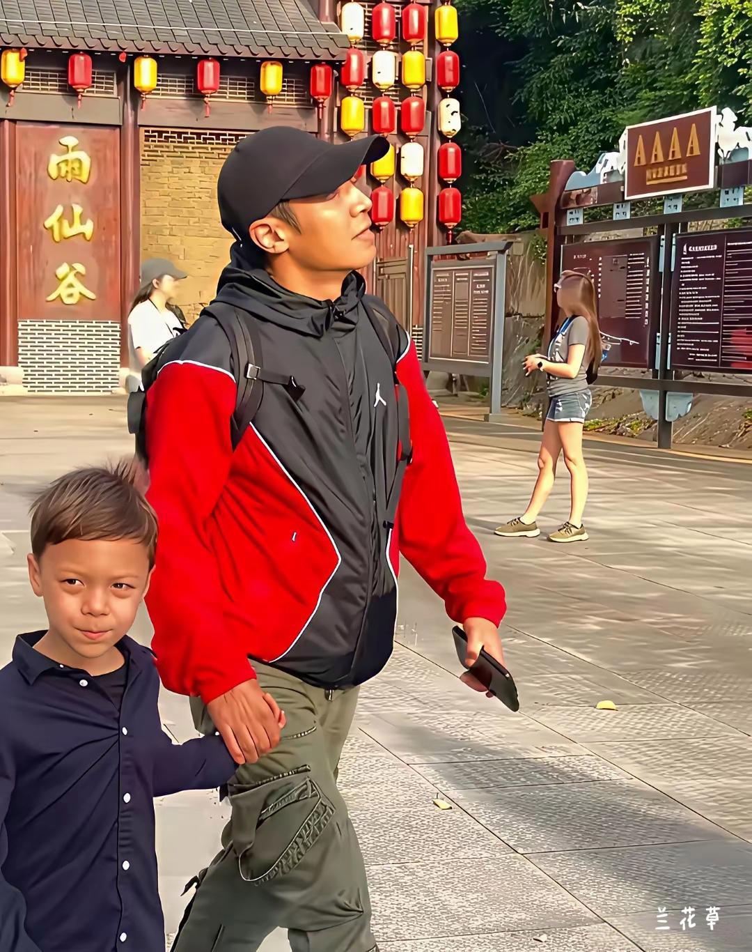 撒贝宁和混血儿子牵手出游。  
小撒还是那么帅气，儿子随了他的黑，再长几年应该也