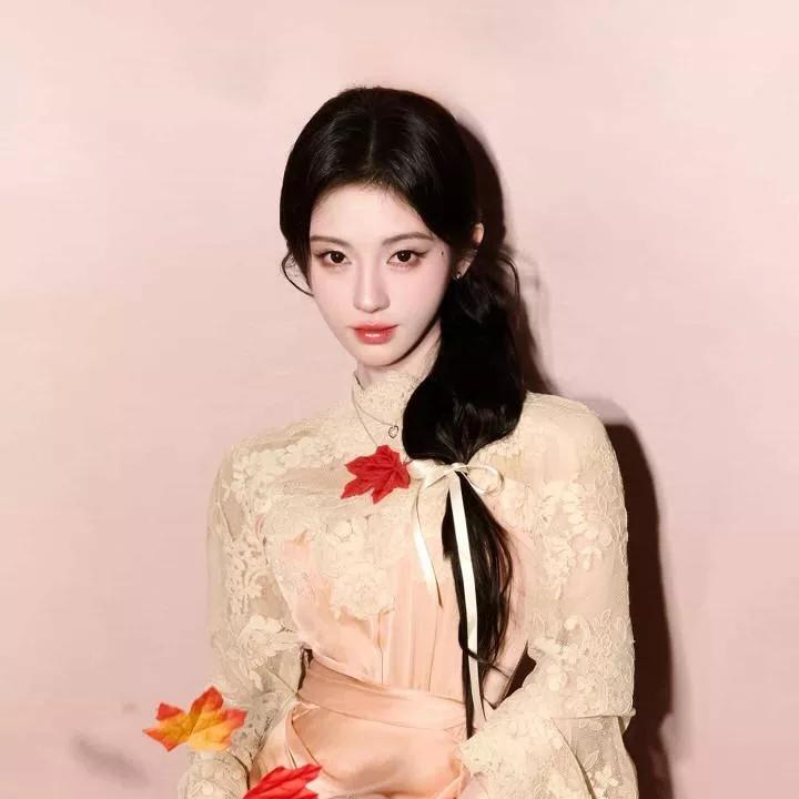 古风少女，秋叶飘落，优雅动人。温婉古风美女 古风清纯女孩 银杏花影少女 古风式美