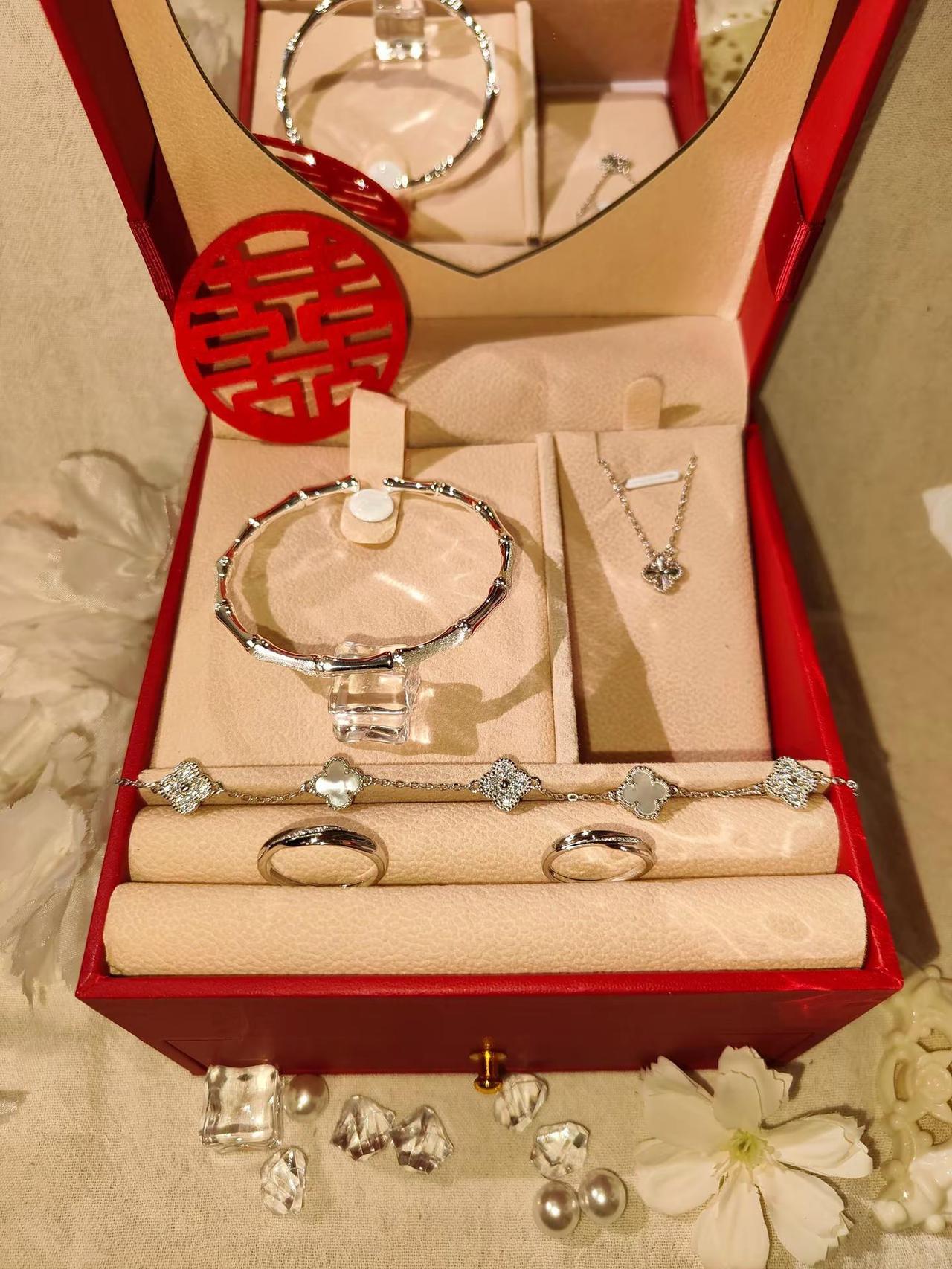 他三金许你半生安稳 我五银伴你岁岁年年世间最难得的缘分 是闺蜜情 似家人 更胜家