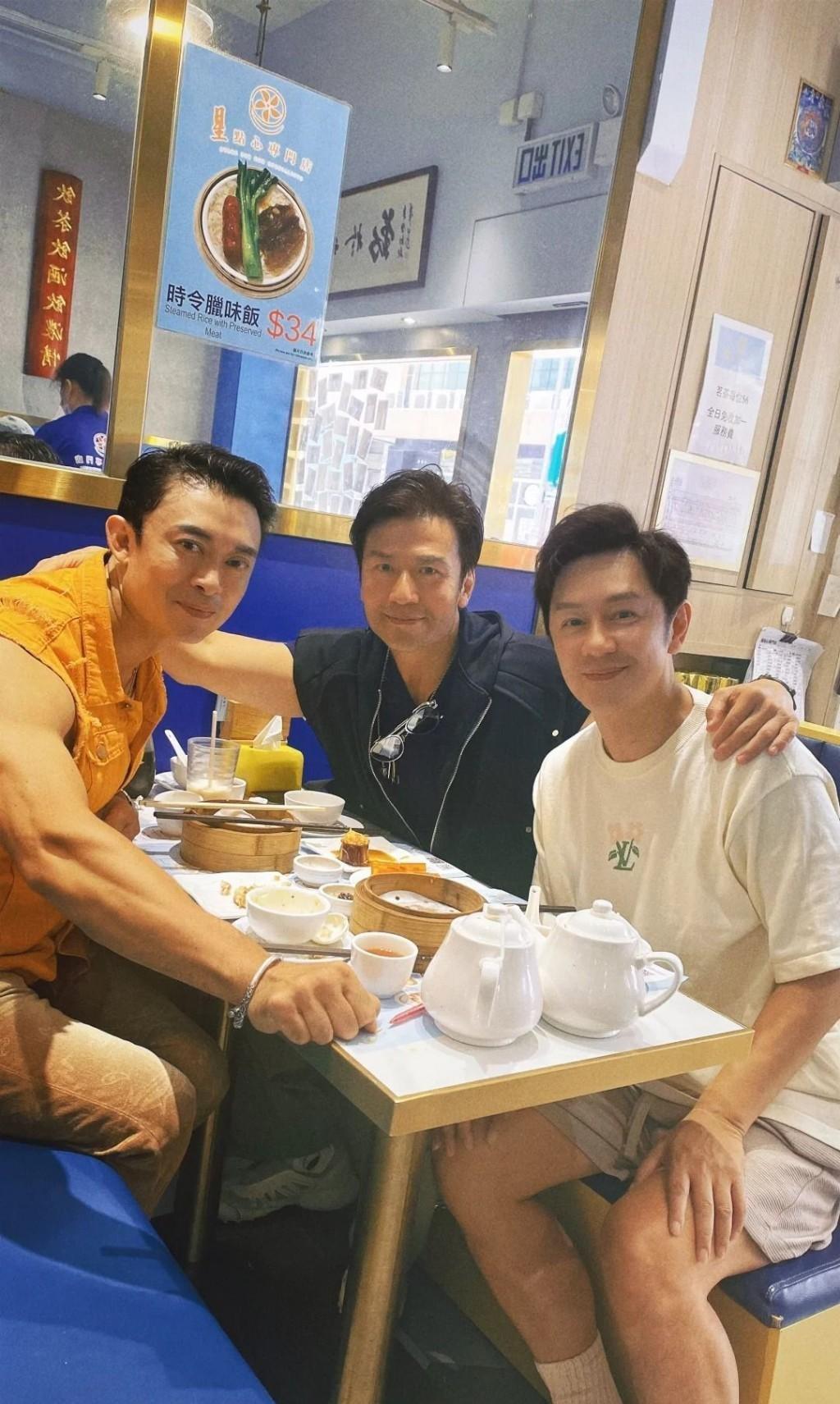 右边的是陈浩民，吃了唐僧肉了吗还是那么年轻，左边樊少皇看樊少皇的胳膊就知道平时没