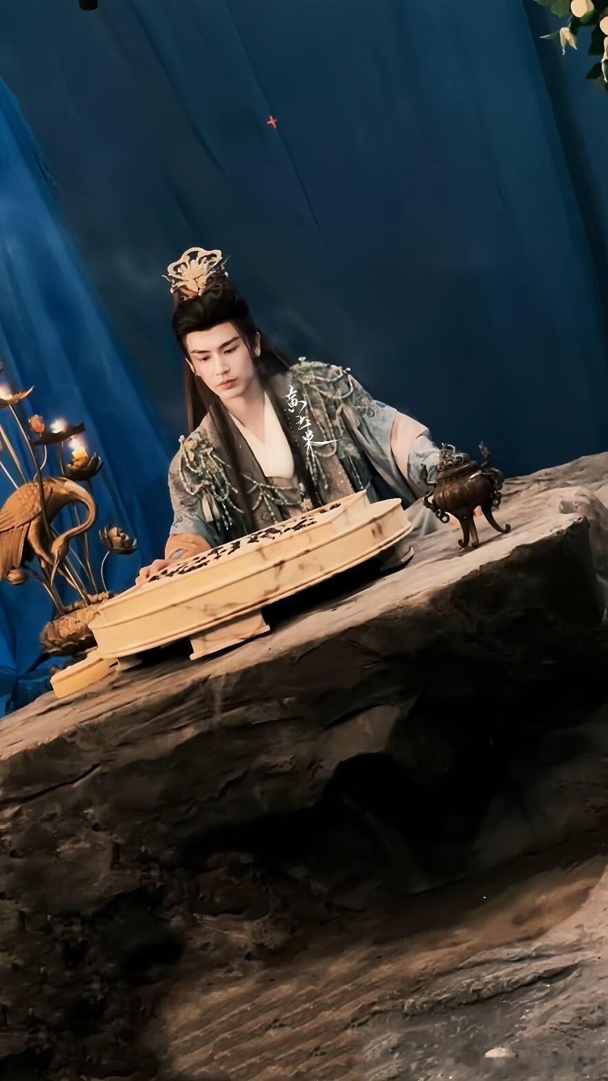 张凌赫这次演的是反派一开始我还以为是仙风道骨的正派师尊，一袭白衣、气质清冷出尘，