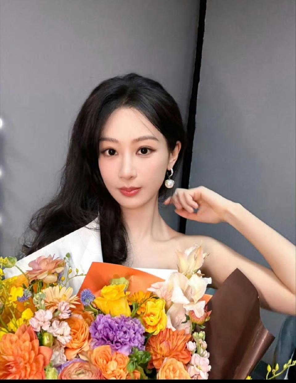 杨紫对自己太苛刻了，明明体重不过百，却仍在坚持减肥，都快瘦成纸片人了。

1月1