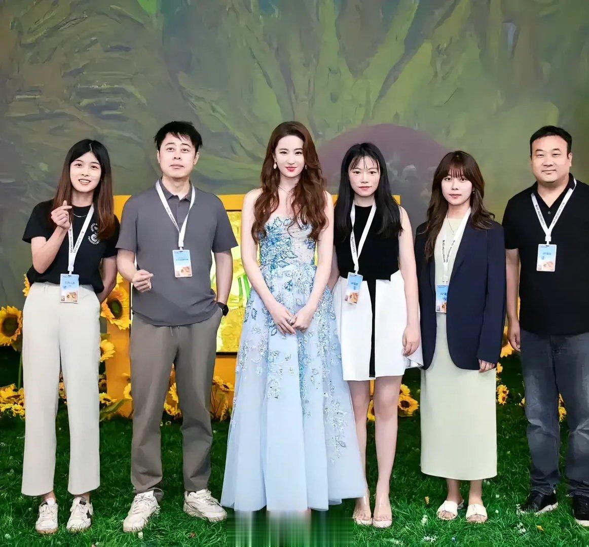明星和素人差距也没有多大啊，刘亦菲被蓝色衣服小姐姐艳压了。 ​​​