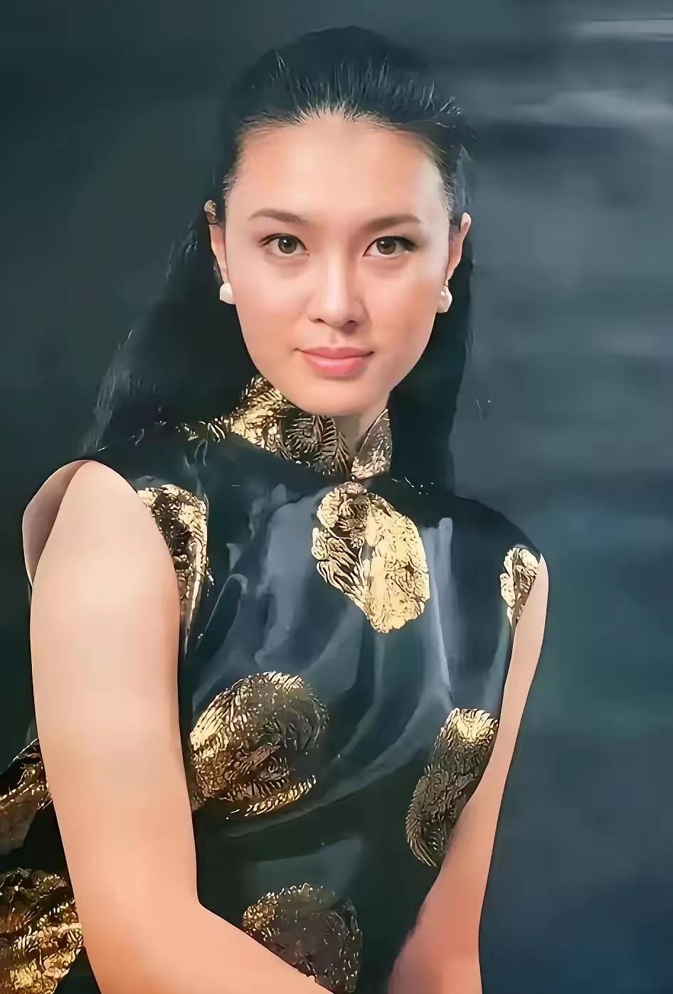 家世显赫的百花影后方舒，外祖父是东北军将领，父母皆是高级知识分子，家世碾压同期女