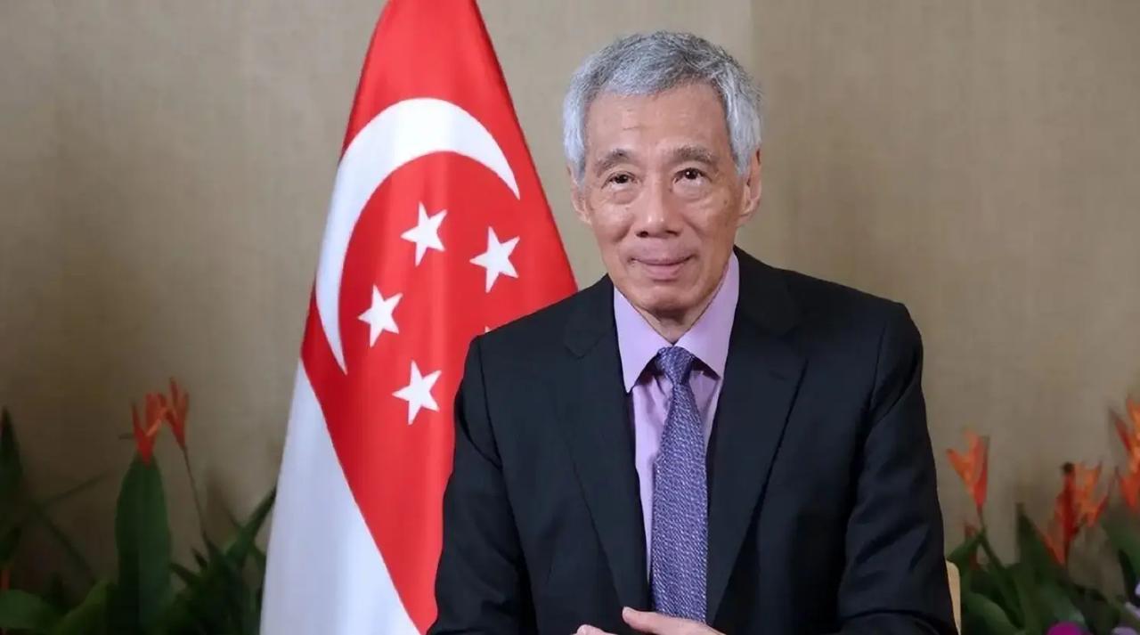 对新加坡不能心慈手软。新加坡前总理李显龙在日前的演讲中表示，我们和中国人同宗同祖