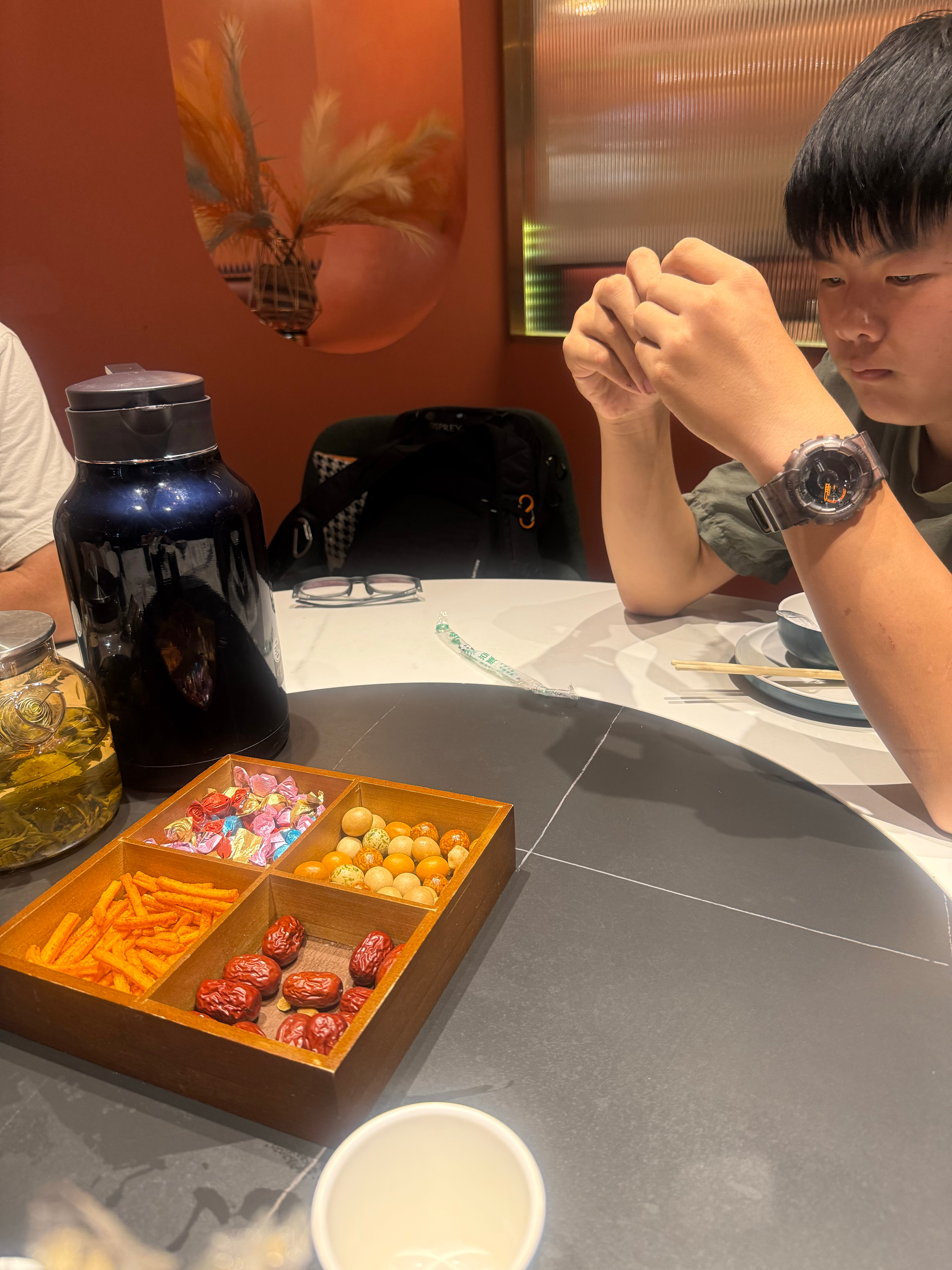 在草原上玩了一下午我，小陈，妹三个人一走进餐厅就去洗手叫艾文去，他不肯我知道青春