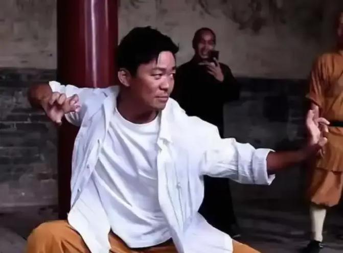 王宝强在节目里聊北漂，说自己十七岁在北影厂后巷被仨混混拿刀堵。

兜里只有刚攒够