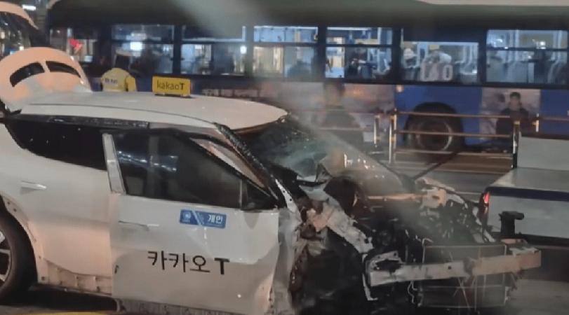 韩国首尔发生严重交通意外。昨日（2日）傍晚，一辆出租车在钟路区钟阁站附近路口先后