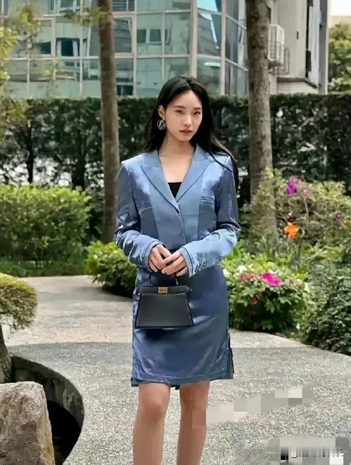 小S成功地将她的二女儿许韵恩培养得如同头牌一般，令人瞩目。尽管才16岁，正值花季