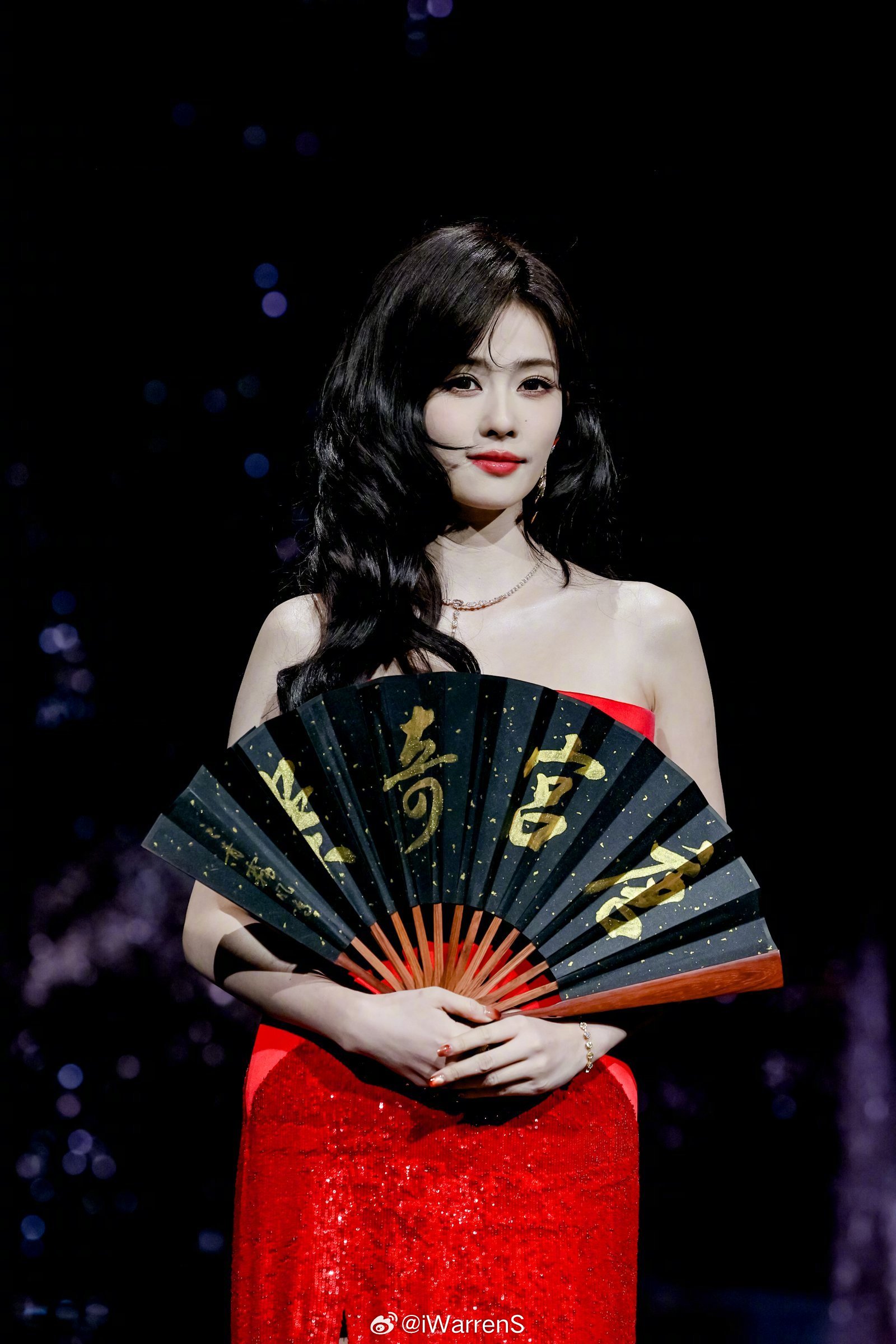 白鹿带着李佩仪参加微博之夜了！目前白鹿新剧唐宫奇案优酷热度破7000啦！该剧还未