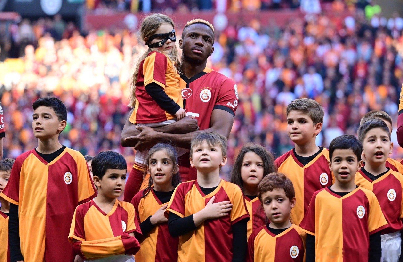 佩杜拉：“由于右膝疼痛，奥斯梅恩出于谨慎考虑，被排除在加拉塔萨雷对阵科尼亚体育的