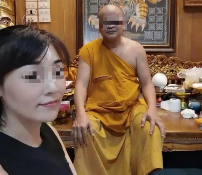 深圳一企业的老板娘，为了解除心中的困忧，远赴东南亚找密宗大师参加灌顶仪式，以寻求