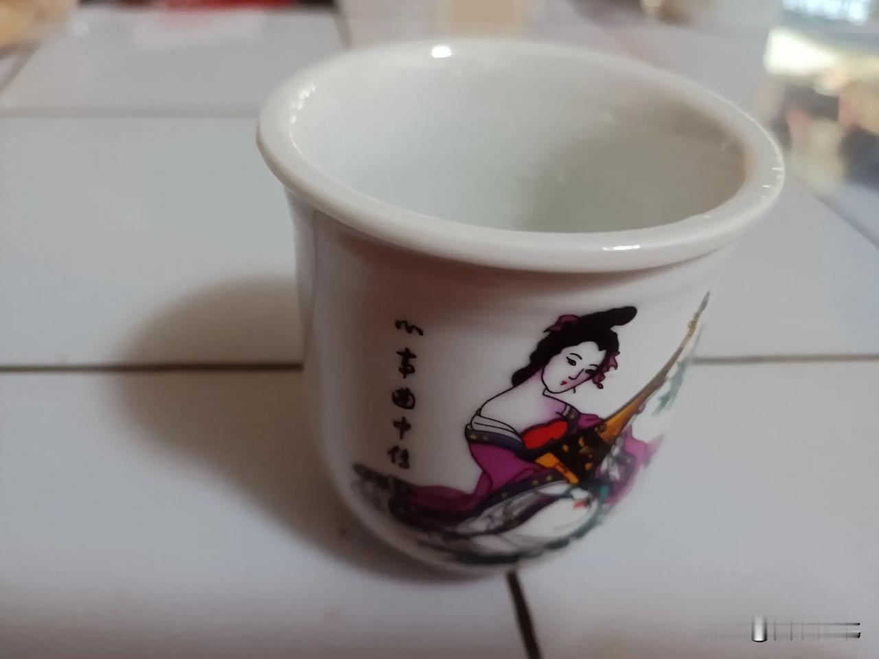 茶中故事，画中人影。睡前一口杯，足够了[大笑]