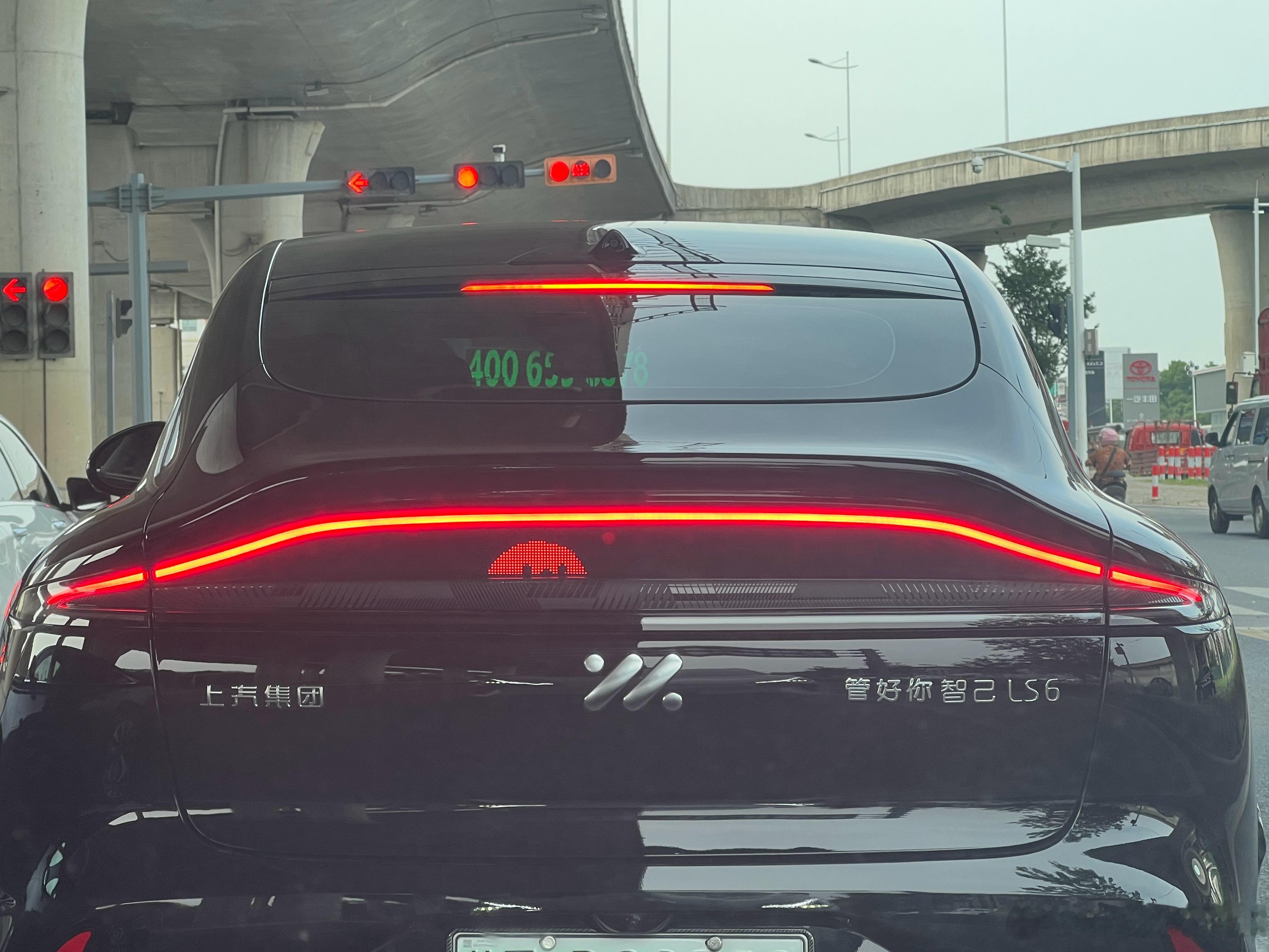 管好你智己这句话的出镜率还挺高。挺适合苏州的路况的[doge]智己ls6新能源大