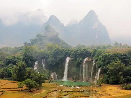 旅游热潮对中国经济影响可太大了。从消费层面看，游客到各地游玩，住宿、餐饮、购物等