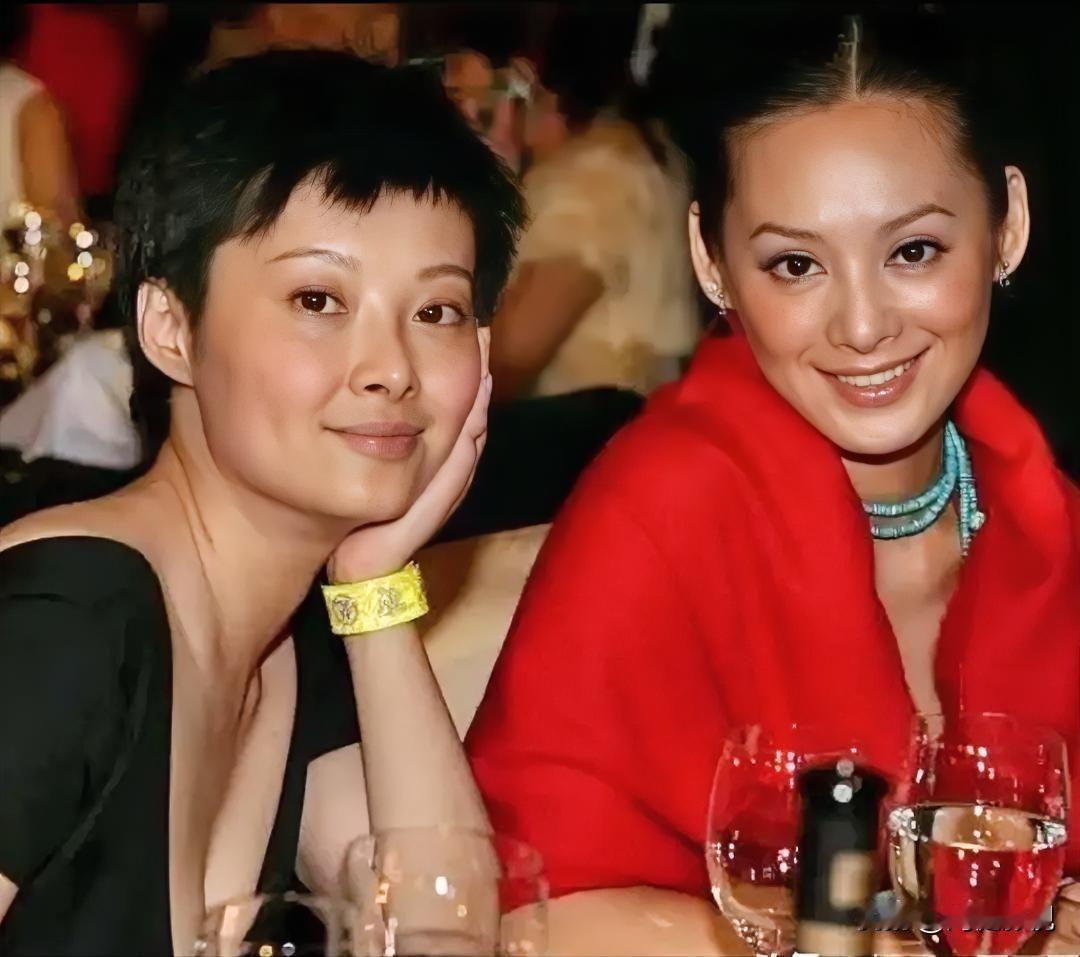 仔细看，那时的袁立细眉飞扬，温婉如莲。而右边这位美女是谁？看她长相甜美温柔，穿着