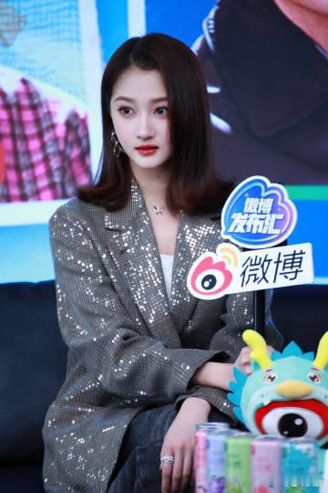 #关晓彤欢乐的扫楼plog# #关晓彤爆闪亮片西装# 关晓彤扫楼 plog 超精