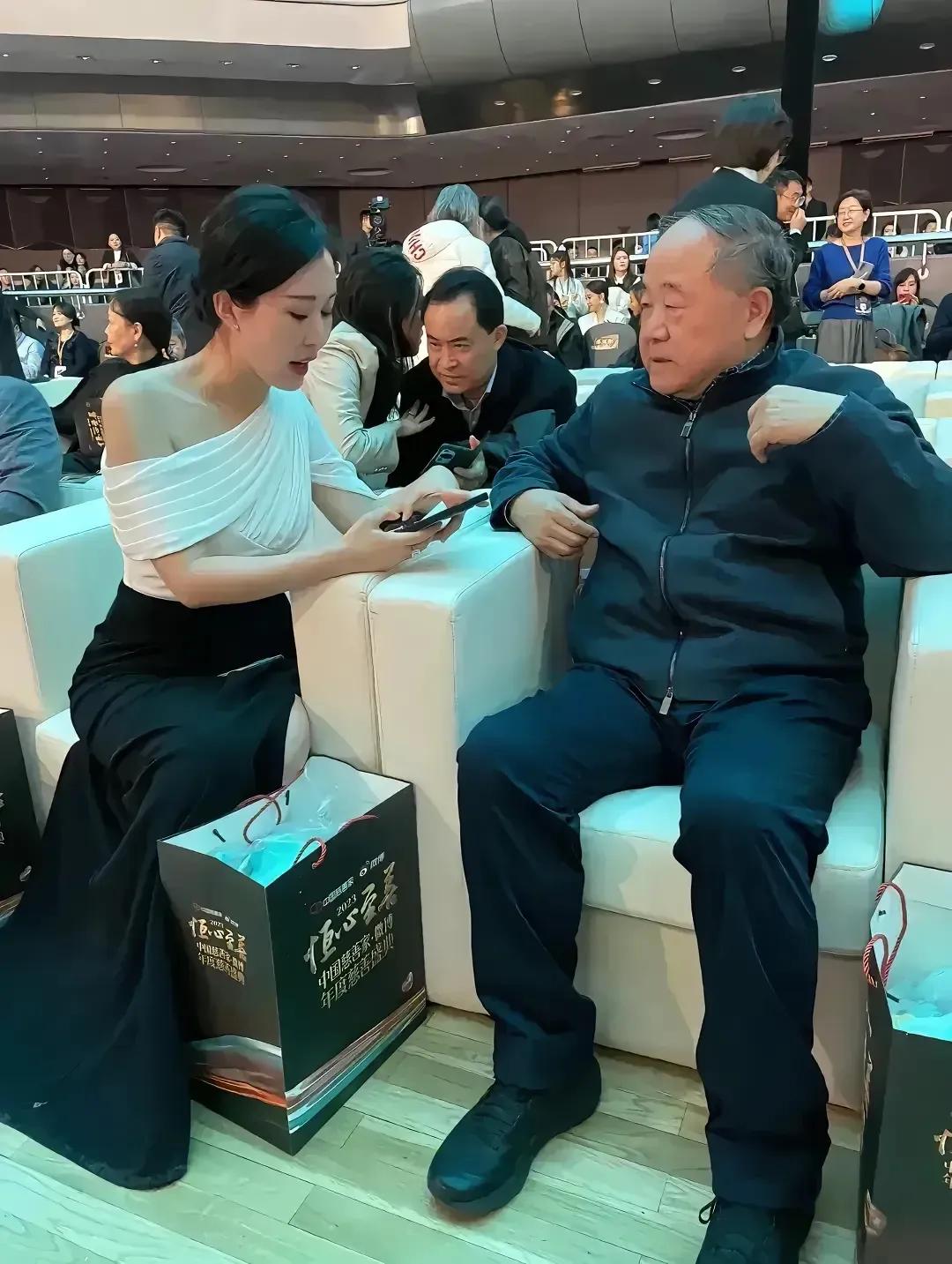 莫言跟小田亲切交流…[赞][赞]
这是在添加微信么？？