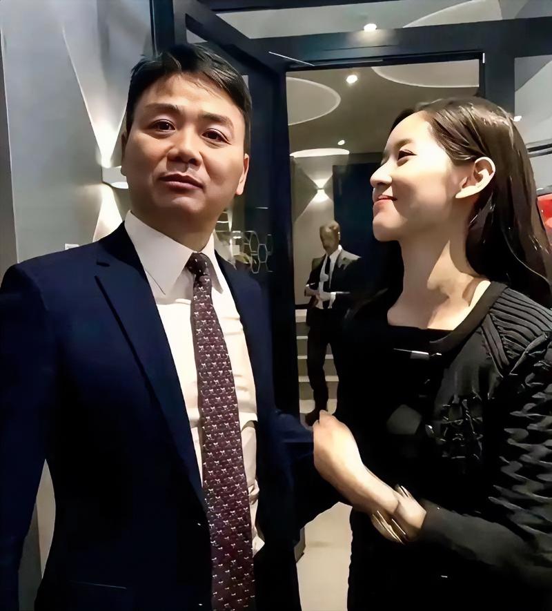刘强东一共有四个孩子。
他与前任所生的大儿子现已18岁，目前在海外读书。

他和