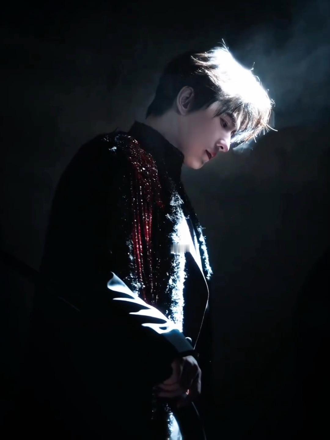 又是坐评委席的权威美貌 