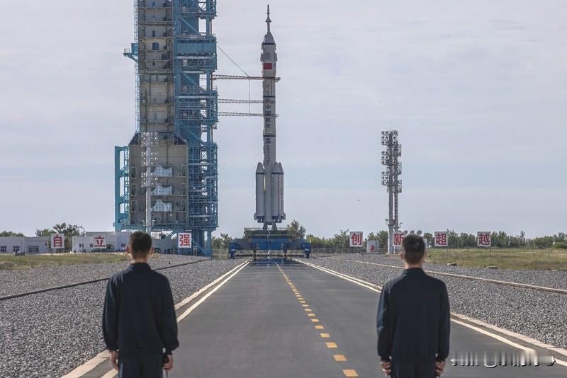 《贺神舟二十二号发射成功》乐韵诗心原创诗词:
 
烈焰腾空破九霄，神舟直上接星轺