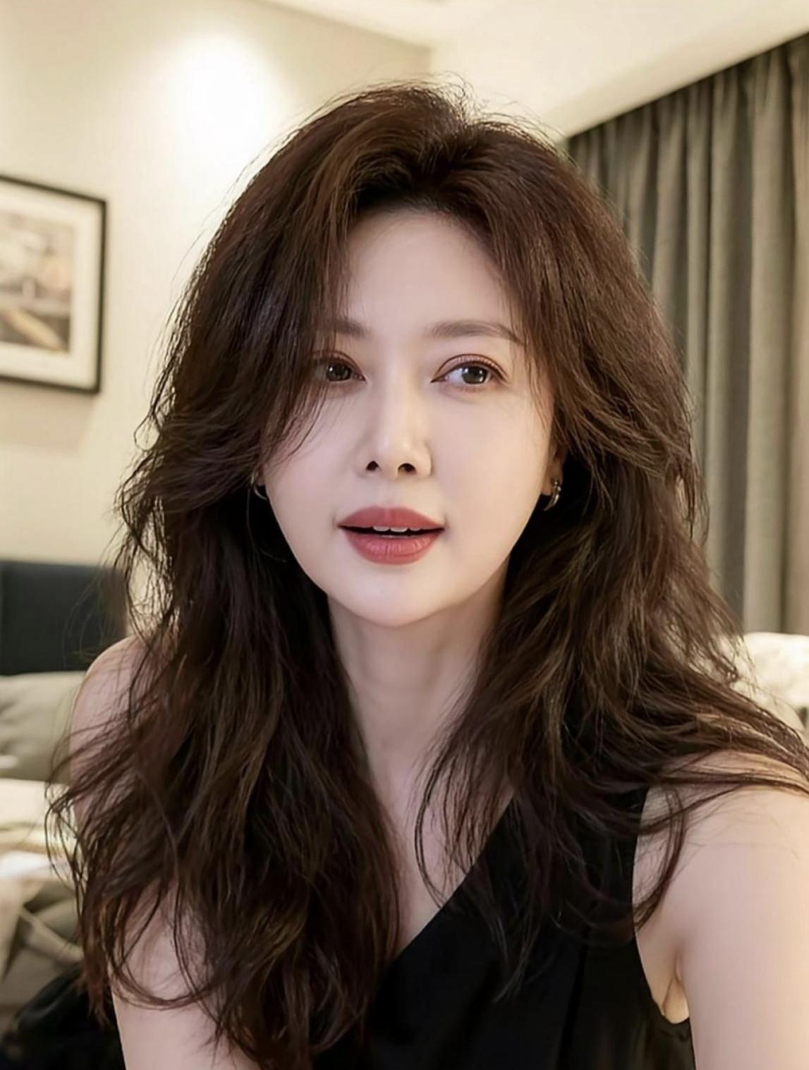 优雅气质，自然妆容，温柔微笑