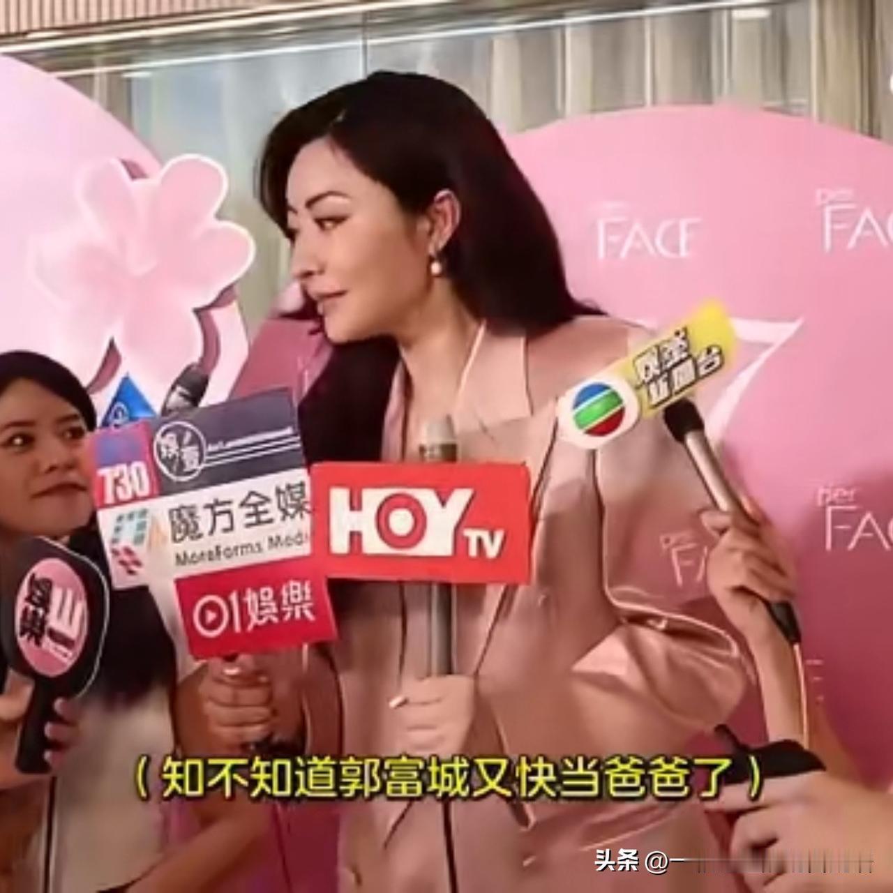 记者问熊黛林：“知道郭富城又要做爸爸了吗？”熊黛林微笑回应：“我有看到新闻。”记