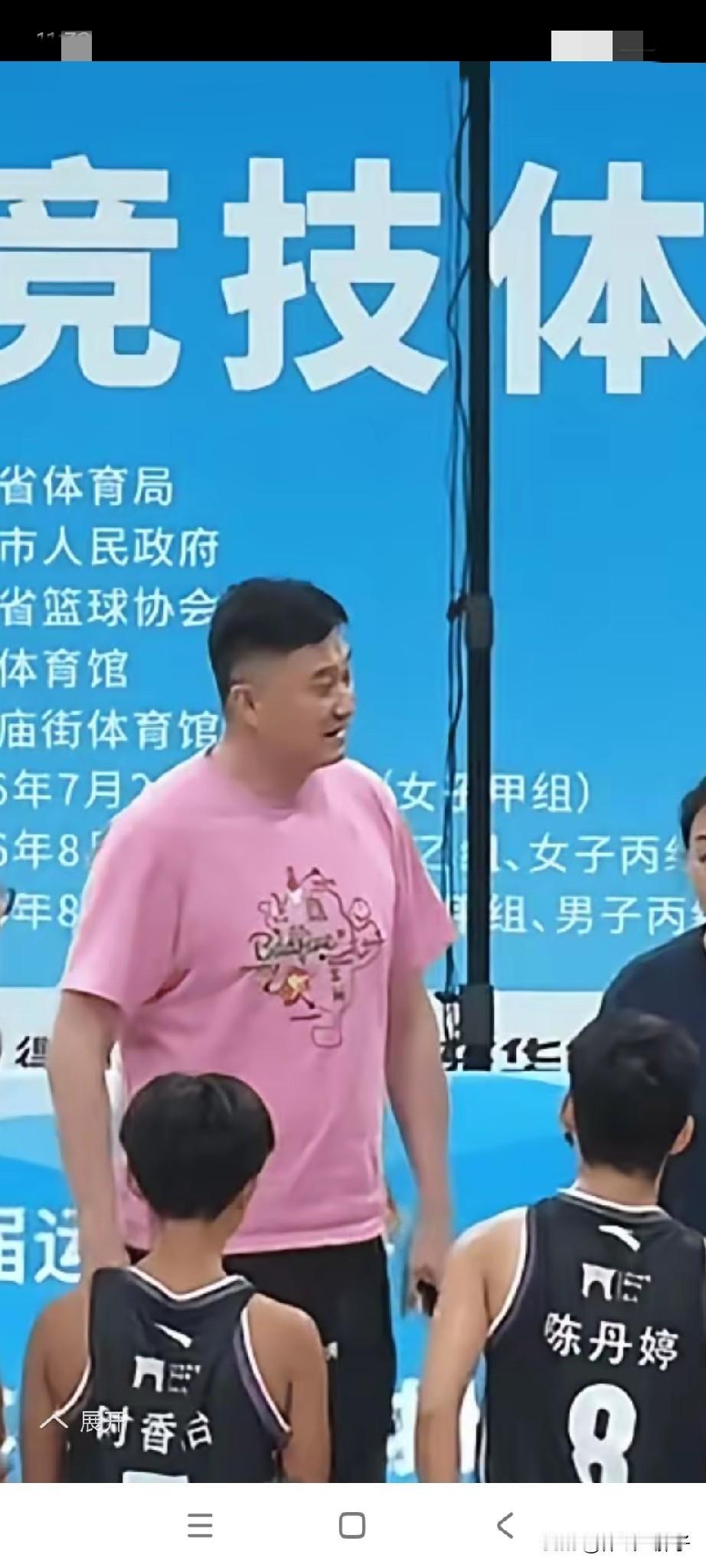 杜峰暂时丢掉下课尴尬，又一次沐浴到广东篮球的阳光雨露，这两天又沾了粤BA的风光，