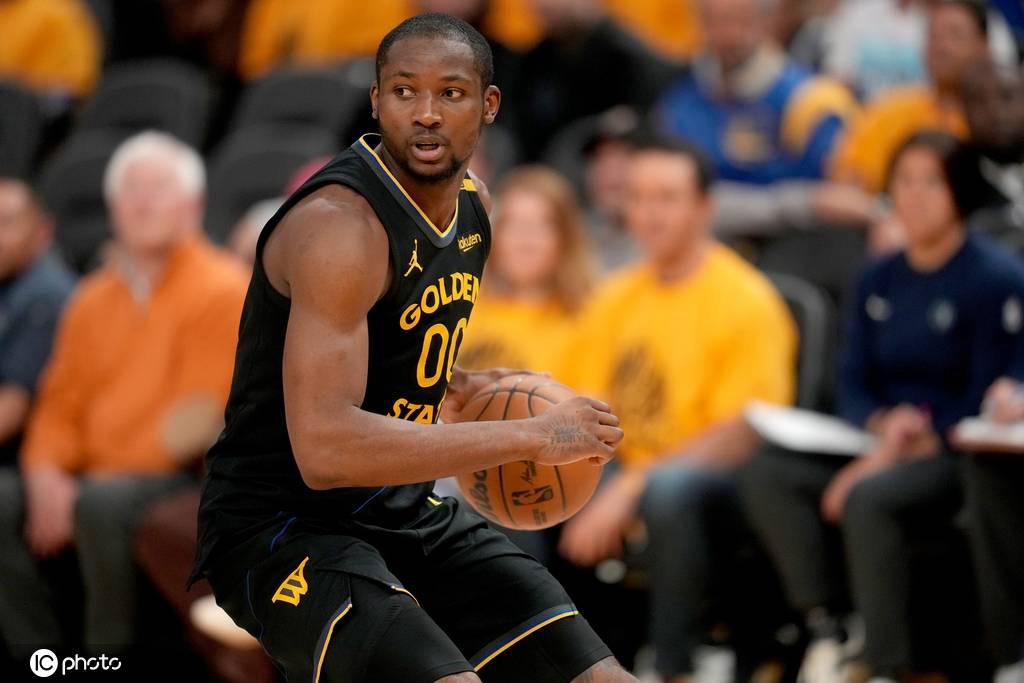 来自名记Shams的报道称，消息灵通人士透露，勇士队上周向乔纳森-库明加提供了一