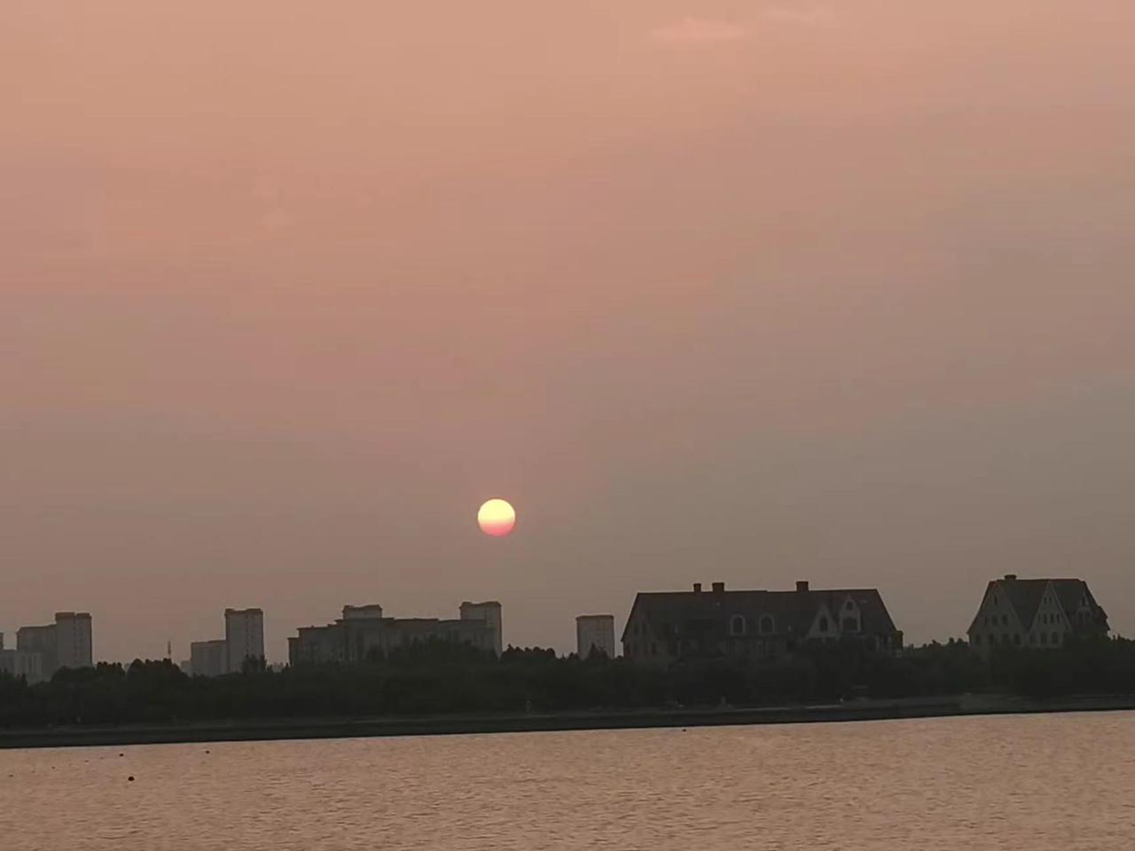 夕阳黯晴碧，山翠互明灭。慢下来看世界