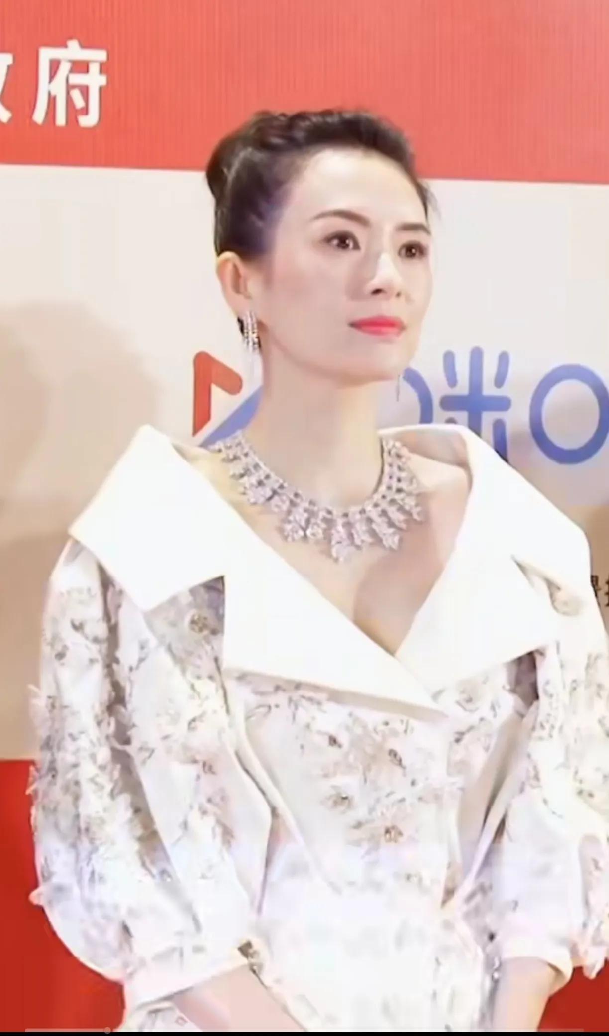 章子怡又美回了当初的模样。