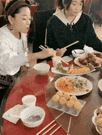 《捞老本》
朋友结婚赴酒宴，
佳肴打包往家拎。
随礼花了三五百，
连吃带拿捞老本