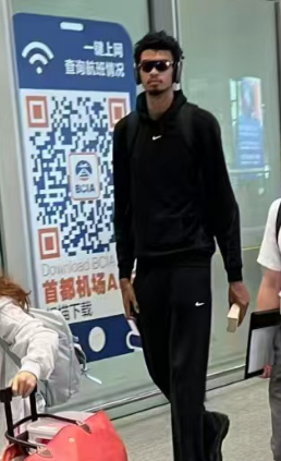 球迷群看到一张图wemby是不是来北京了？文班亚马 ​​​