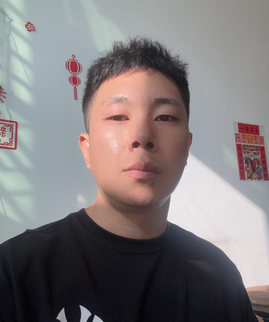 我目击着众神在黄土里撕打
远方的人比远方更远
我的耳朵里，充满着音乐
把众神送走