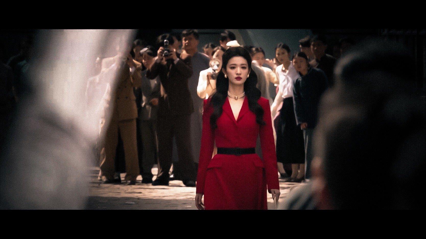 王楚然任素素免检美貌 谁不为任素素的美貌心动？王楚然在《这一秒过火》里黑套装神秘