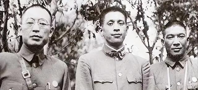 1949年12月，国民党上将孙震带着五百两黄金飞逃台湾，临走时将部队指挥权交给了