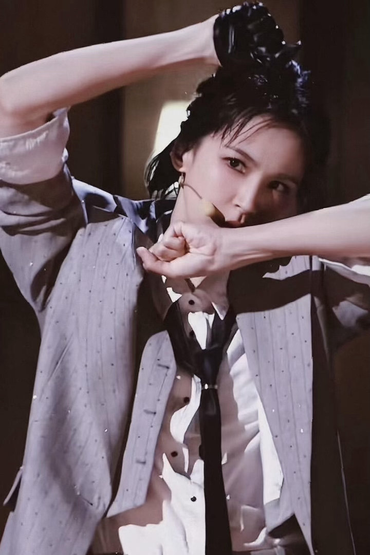 曾沛慈COSMO乘风二公大片乘风2026 这组大片光看概念就好绝。时尚COSMO