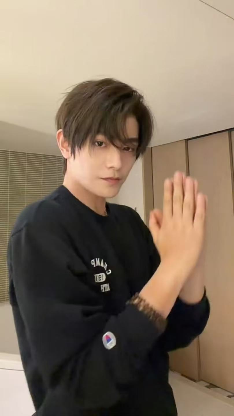 丁禹兮继续别停丁禹兮黑色开大 丁禹兮一穿黑色直接开大了，继续跳，别停[doge]