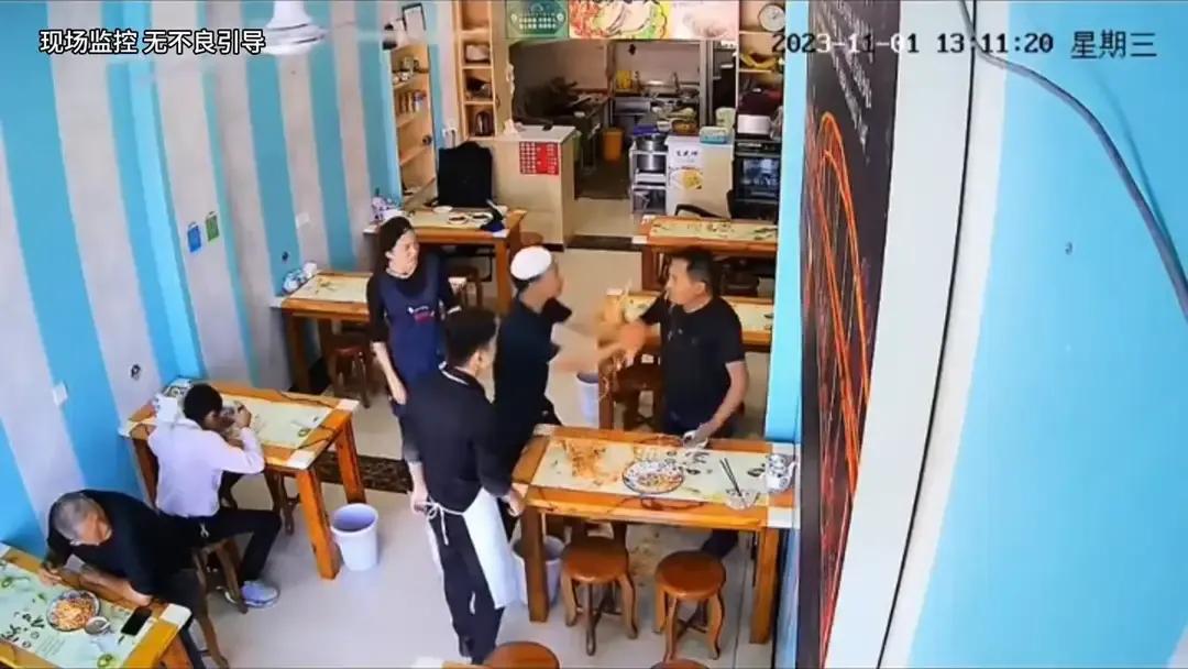 兰州拉面店主向顾客身上抓面，果然出现了反转！
我在第一次写这件事的时候，就提出自